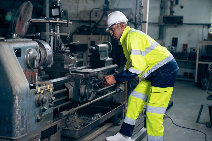 Jak wygląda kurs operatora CNC i kogo może zainteresować?