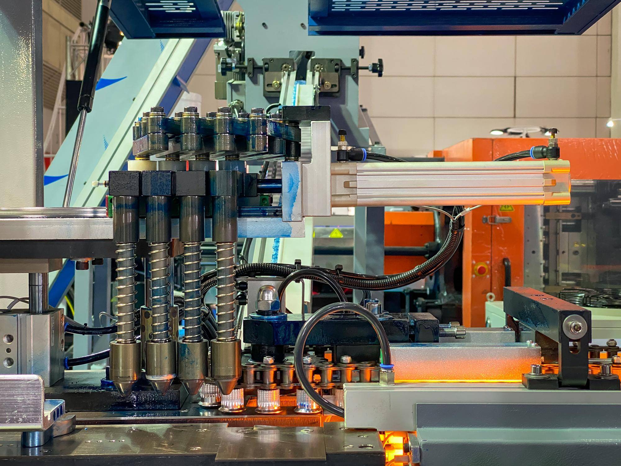 Milacron elektryczne wtryskarki umożliwiają rozszerzenie linii produkcyjnej